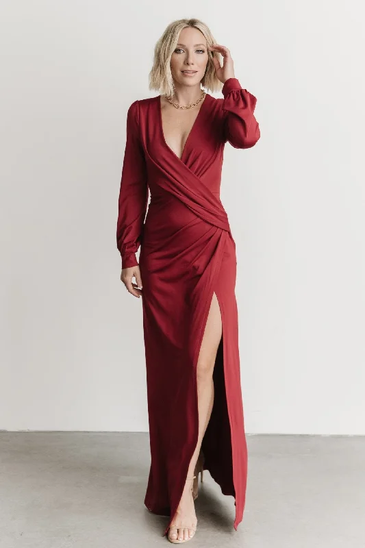 Mini Women Dress with a Short Hem for a Young and Trendy StyleKeira Maxi Dress | Wine Mini Women Dress with a Short Hem for a Young and Trendy StyleKeira Maxi Dress | Wine